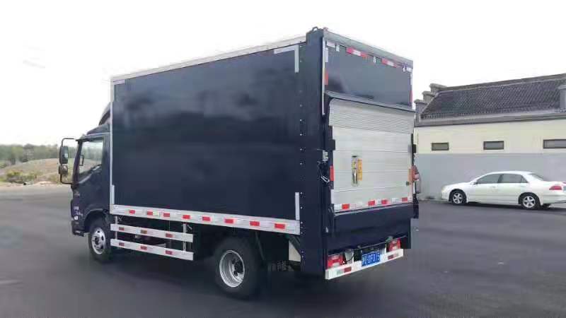 垂(chui)直升降(jiàng)汽車尾(wěi)闆