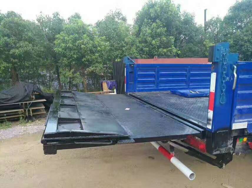 折(shé)疊式汽(qì)車尾闆(pǎn)