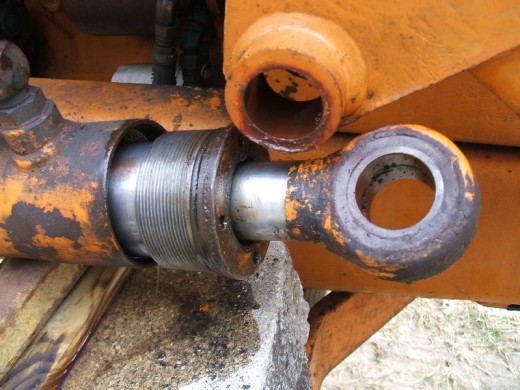 裝載(zǎi)機活塞杆的拆(chai)卸步驟拆下密(mi)封件圖