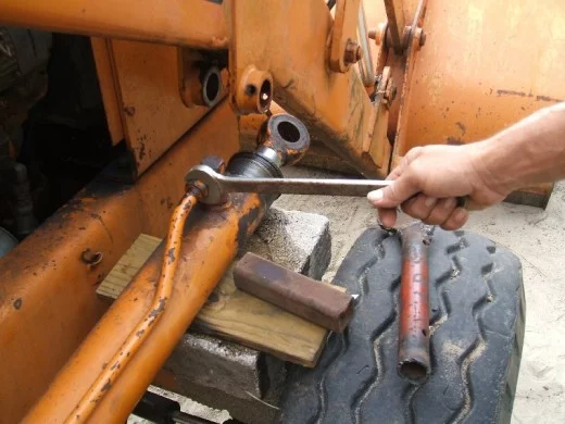 裝載機(ji)活塞杆的拆卸(xiè)步驟釋放壓力(li)圖