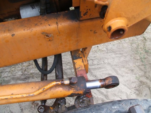 裝載(zǎi)機活塞杆的拆(chai)卸步驟在木塊(kuai)上支撐圖