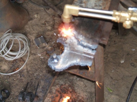 裝載(zai)機活塞杆的拆(chai)卸步驟制作擰(nǐng)開壓蓋的工具(jù)圖