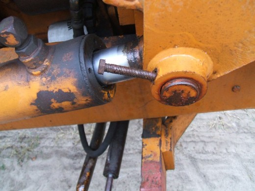 裝載機活塞杆(gan)的拆卸步驟斷(duàn)開兩端連接圖(tu)